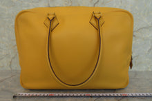 将图片加载到图库查看器，HERMES  PLUME 32 Graine Couchevel leather Jaune □B刻印 Hand bag 600120260
