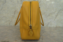 将图片加载到图库查看器，HERMES  PLUME 32 Graine Couchevel leather Jaune □B刻印 Hand bag 600120260
