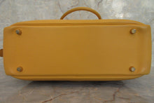 将图片加载到图库查看器，HERMES  PLUME 32 Graine Couchevel leather Jaune □B刻印 Hand bag 600120260
