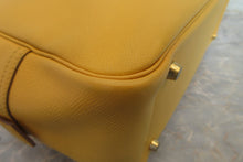 将图片加载到图库查看器，HERMES  PLUME 32 Graine Couchevel leather Jaune □B刻印 Hand bag 600120260
