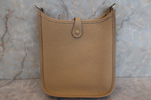 将图片加载到图库查看器，HERMES  EVELYNE TPM Clemence leather Trench U刻印 Shoulder bag 600120304
