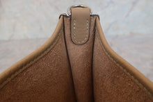 将图片加载到图库查看器，HERMES  EVELYNE TPM Clemence leather Trench U刻印 Shoulder bag 600120304
