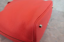 画像をギャラリービューアに読み込む, HERMES／エルメス ピコタンロックＭＭ トリヨンクレマンス ルージュピヴォワンヌ □R刻印 ハンドバッグ 800040059
