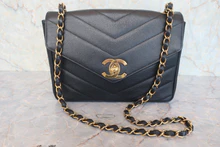 画像をギャラリービューアに読み込む, CHANEL/シャネル Vステッチチェーンショルダーバッグ キャビアスキン ブラック/ゴールド金具 ショルダーバッグ 800010228

