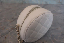 画像をギャラリービューアに読み込む, CHANEL/シャネル マトラッセラウンドチェーンショルダーバッグ キャビアスキン ホワイト/ゴールド金具 ショルダーバッグ 800040100