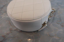 画像をギャラリービューアに読み込む, CHANEL/シャネル マトラッセラウンドチェーンショルダーバッグ キャビアスキン ホワイト/ゴールド金具 ショルダーバッグ 800040100