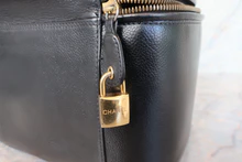 画像をギャラリービューアに読み込む, CHANEL/シャネル ココマーク2WAYバニティ キャビアスキン ブラック/ゴールド金具 バニティ 700110089

